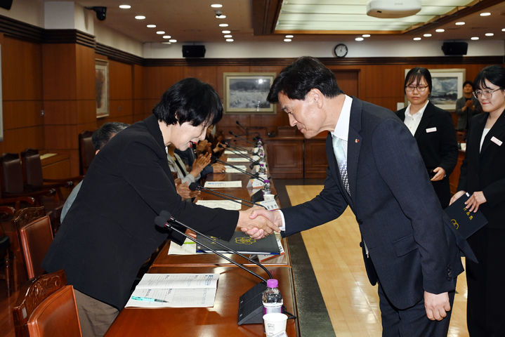 [밀양=뉴시스] 안병구 시장이 사회복지사 등의 처우개선위원회에서 위원들에게 위촉장을 전달하고 있다. (사진=밀양시 제공) 2025.05.14. photo@newsis.com *재판매 및 DB 금지