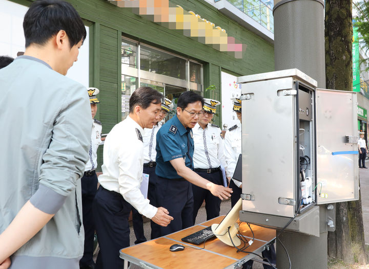 [전주=뉴시스] 14일 김철문 전북경찰청장이 전북 전주시에 설치된 후면 교통단속 카메라 시설물의 패널을 열고 작동 방식을 살펴보고 있다. (사진=전북경찰청 제공) 2025.05.14. photo@newsis.com *재판매 및 DB 금지