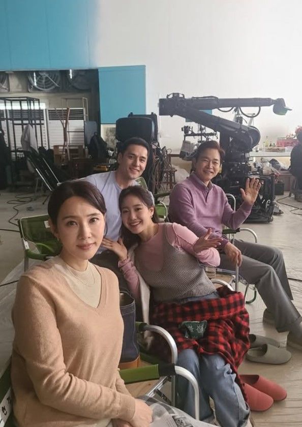 [서울=뉴시스] 배우 정보석이 MBC TV 시트콤에서 '지붕 뚫고 하이킥'에서 호흡을 맞췄던 배우 오현경, 줄리엔강, 진지희 등과 광고촬영 현장에서 재회했다. (사진=정보석 인스타그램 캡처) 2025.05.14 photo@newsis.com&nbsp; *재판매 및 DB 금지