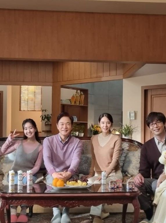 [서울=뉴시스] 배우 정보석이 MBC TV 시트콤에서 '지붕 뚫고 하이킥'에서 호흡을 맞췄던 배우 오현경, 진지희 등과 광고촬영 현장에서 재회했다. (사진=정보석 인스타그램 캡처) 2025.05.14 photo@newsis.com&nbsp; *재판매 및 DB 금지