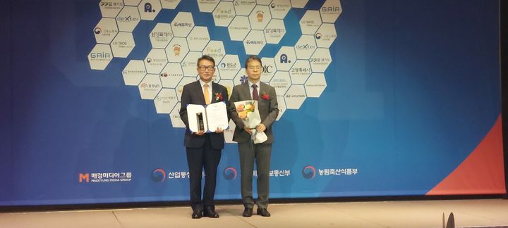 [홍성=뉴시스] 충남도, 전국 최초 투자유치 선도 도시 ‘대상’ 수상 모습.&nbsp; *재판매 및 DB 금지