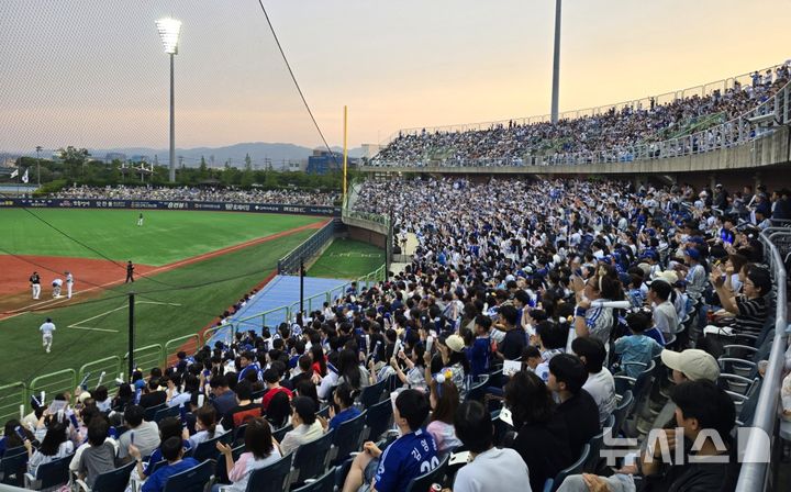 [포항=뉴시스] 지난 13일 포항야구장에서 열린 '2025 KBO리그 프로야구' 삼성라이온즈와 KT위즈의 경기에 관중 1만명이 운집한 가운데 삼성이 연패를 끊으며 5대 3으로 승리했다. 포항야구장에 운집한 관중 모습. (사진=포항시 제공) 2025.05.14. photo@newsis.com