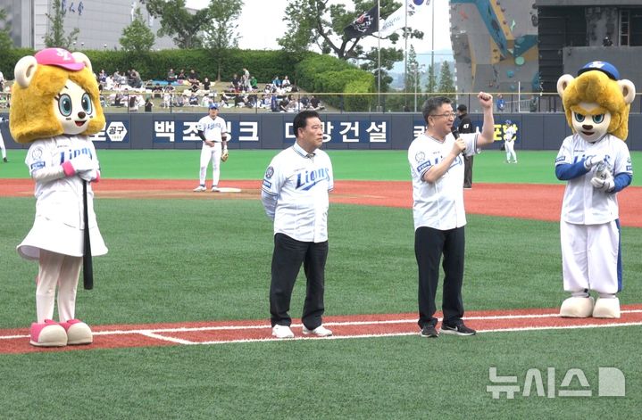  [포항=뉴시스] 지난 13일 포항야구장에서 열린 '2025 KBO리그 프로야구' 삼성라이온즈와 KT위즈의 경기에 관중 1만명이 운집한 가운데 삼성이 연패를 끊으며 5대 3으로 승리했다. 경기에 앞서 시구를 한 장상길(오른쪽) 부시장과 시타를 한 이재진 시의회 부의장 모습. (사진=포항시 제공) 2025.05.14. photo@newsis.com