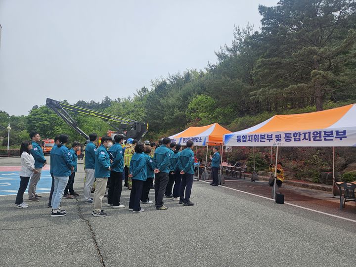 [거창=뉴시스] 거창군 초고속 산불 대비 취약시설 주민대피 훈련 (사진=거창군 제공) 2025. 05. 14. photo@newsis.com *재판매 및 DB 금지