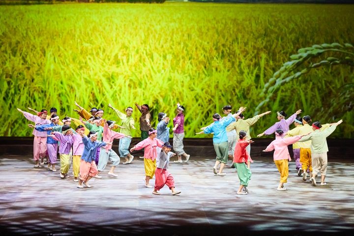 [밀양=뉴시스] 밀양아리랑예술단 아리랑동동 공연. (사진=밀양시 제공) 2025.05.14. photo@newsis.com *재판매 및 DB 금지