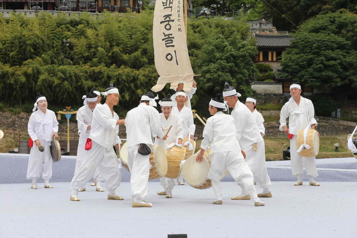 [밀양=뉴시스] 밀양백중놀이 공연 오북춤. (사진=밀양시 제공) 2025.05.14. photo@newsis.com *재판매 및 DB 금지