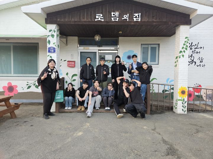 [홍성=뉴시스] 충남도립대 건축인테리어학과 학생들이 요양시설 로뎀의 집에서 벽화 봉사활동을 마친 후 기념촬영을 하고 있다.&nbsp; *재판매 및 DB 금지