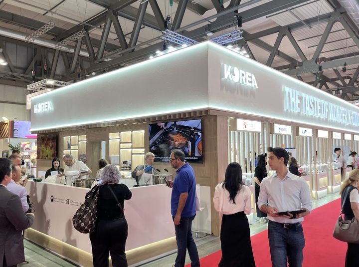 [세종=뉴시스] 농림축산식품부와 한국농수산식품유통공사(aT)는 지난 5일부터 8일까지 이탈리아에서 열린 '2025 밀라노 국제식품박람회'(Tutto Food Milano)에 통합한국관으로 참가해 약 2500만 달러(약 354억원)의 수출 상담실적을 거뒀다고 14일 밝혔다. (사진=aT 제공) 2025.05.14. photo@newsis.com *재판매 및 DB 금지