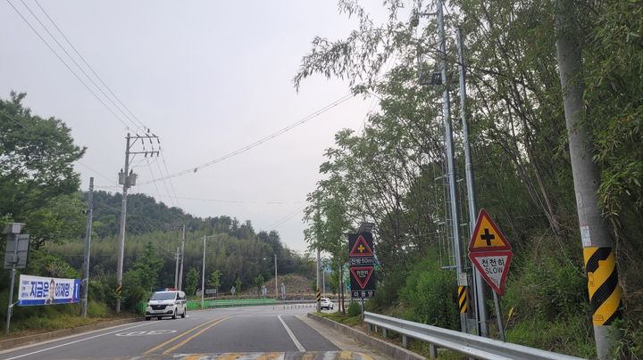 [창원=뉴시스] 강경국 기자 = 경남 하동군 도로변에 설치된 더불어민주당 이재명 대선 후보의 선거 현수막. (사진=독자 제공). 2025.05.14. photo@newsis.com *재판매 및 DB 금지