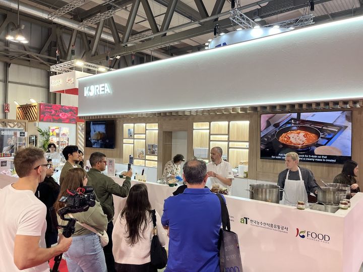 [세종=뉴시스] 농림축산식품부와 한국농수산식품유통공사(aT)는 지난 5일부터 8일까지 이탈리아에서 열린 '2025 밀라노 국제식품박람회'(Tutto Food Milano)에 통합한국관으로 참가해 약 2500만 달러(약 354억원)의 수출 상담실적을 거뒀다고 14일 밝혔다. (사진=aT 제공) 2025.05.14. photo@newsis.com *재판매 및 DB 금지