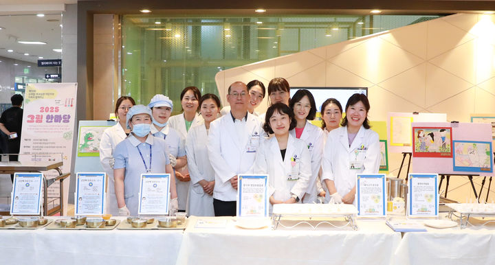 [대전=뉴시스]충남대병원 진료지원실 영양팀이 본관 1층 로비에서 '어르신 환자를 위한 식단 전시회'를 열었다.(사진=충남대학교병원 제공) 2025.05.14. photo@newsis.com *재판매 및 DB 금지