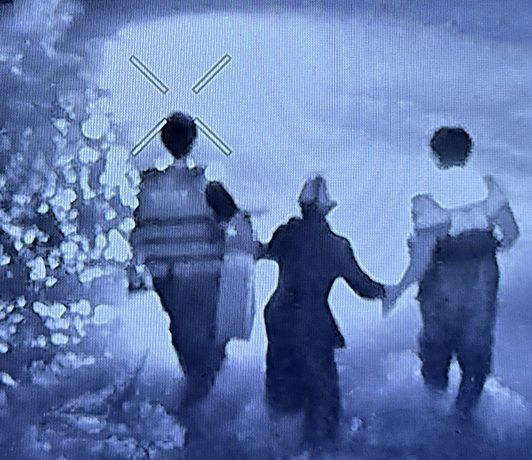 [인천=뉴시스] 인천해경 하늘바다파출소 경찰관들이 14일 중구 무의동 하나개해수욕장에서 갯벌 고립자를 구조하고 있다. (사진=인천해경 제공) 2025.05.14. photo@newsis.com *재판매 및 DB 금지