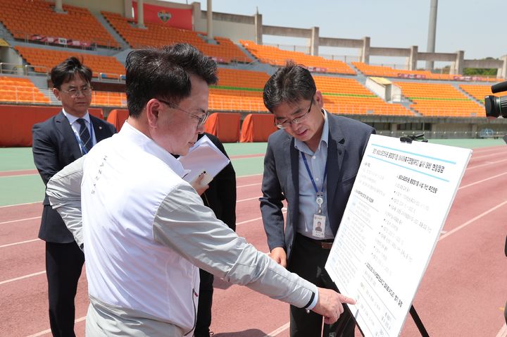[춘천=뉴시스] 14일 육동한 춘천시장은 이날 AFC의 기준에 부합하는 경기장 환경 조성을 위한 사전 준비 차원에서 송암스포츠타운 일대 현장 점검을 실시했다 고 밝혔다. 춘천시 제공. *재판매 및 DB 금지