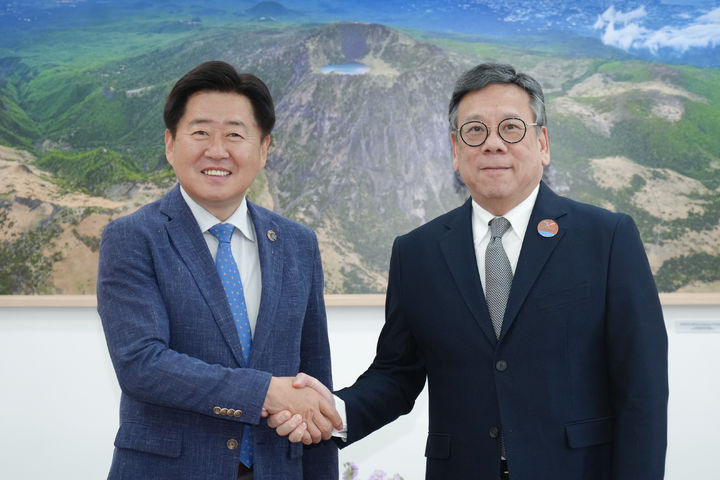 [제주=뉴시스] 오영훈(왼쪽) 제주지사와 알제논 야우 홍콩 상무경제발전장관이 14일 오후 제주도청 집무실에서 면담한 뒤 기념 촬영을 하고 있다. (사진=제주도 제공) 2025.05.14. photo@newsis.com *재판매 및 DB 금지