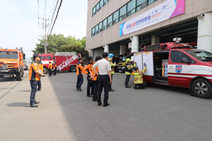 [대구=뉴시스] 대구 달성소방서는 현장지휘팀을 중심으로 단위 지휘관 등 20여명이 참석한 가운데 '재난 시 상황판 작성 및 도상훈련'을 실시했다. (사진=대구 달성소방서 제공) 2025.05.14. photo@newsis.com *재판매 및 DB 금지