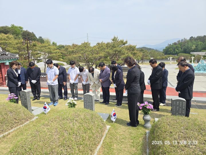 [광주=뉴시스] 유은학원(광주상고·광주여상고·광주동성고·광주동성중·광주동성여중) 총동문회가 5·18 민주화운동 제45주년을 맞아 광주 북구 운정동 국립 5·18민주묘지를 찾아 참배하고 있다. (사진제공 = 유은학원 총동문회). 2024.05.14. photo@newsis.com *재판매 및 DB 금지