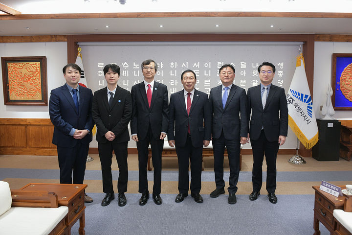 [세종=뉴시스] 한일중 협력사무국과 세종시가 업무협약 후 기념 사진을 찍고 있다.(사진=세종시 제공)2025.05.14.photo@newsis.com *재판매 및 DB 금지