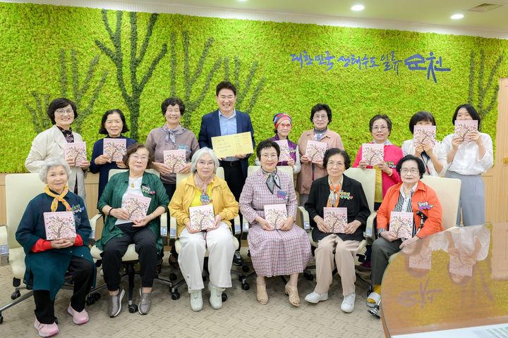 [순천=뉴시스] 순천소녀시대 할머니들이 두번째 책 출간 기념회에서 사진 촬영하고 있다. (사진=순천시 제공) 202505.14. photo@newsis.com *재판매 및 DB 금지