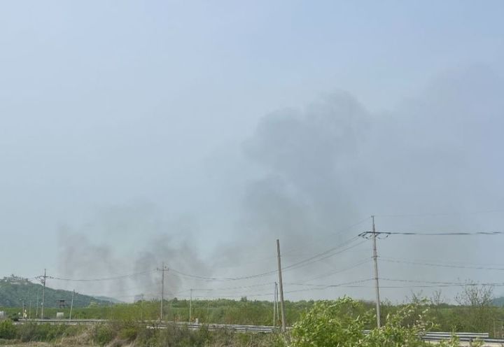 [철원=뉴시스] 14일 소방당국은 이날 오후 2시4분께 강원 철춘군 갈말읍 정연리 군사분계선(MLD) 이남 지점에서 산불이 발생해 헬기 2대가 진화 중이라고 밝혔다. 강원특별자치도 소방본부 제공. *재판매 및 DB 금지