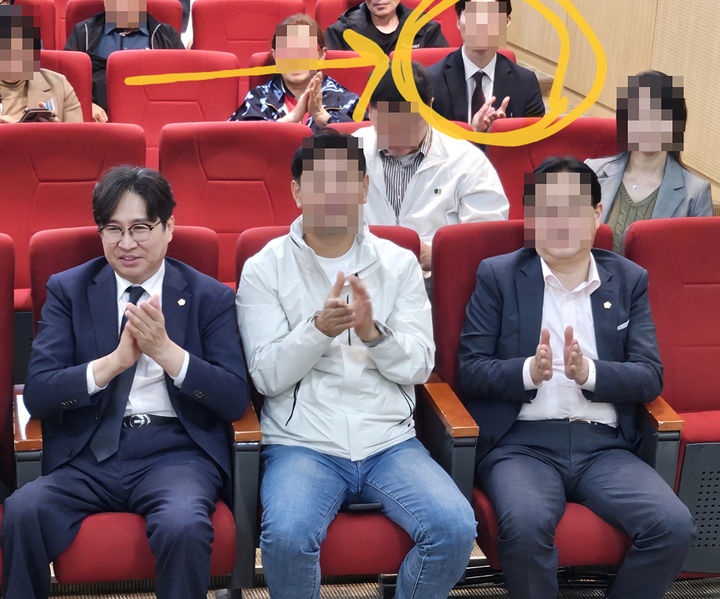 [천안=뉴시스] 천안시의회 이상구 의원(앞줄 왼쪽)이 지난해 10월 활동보조인 A씨(뒷줄 노란색 화살표)와 함께 국민의힘 천안을당협 행사에 참석한 모습. (사진=독자 제공) photo@newsis.com *재판매 및 DB 금지