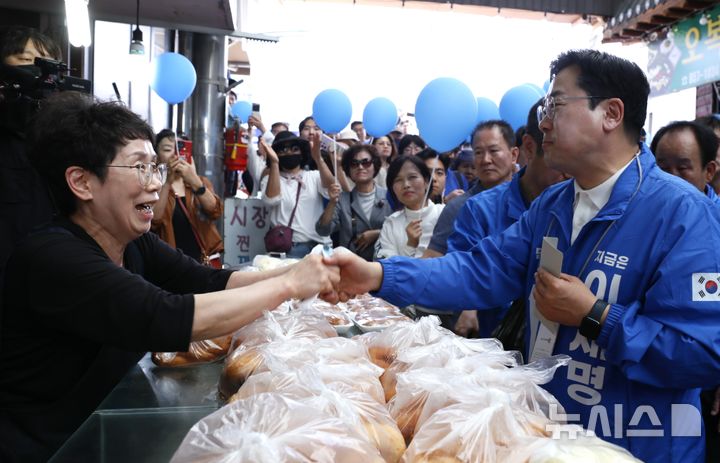 [충주=뉴시스] 이병찬 기자 = 더불어민주당 박찬대(인천 연수갑) 21대 대선 선거대책위원장이 14일 충북 충주시 자유시장을 찾아 상인과 인사하고 있다.2025.05.14.bclee@newsis.com 