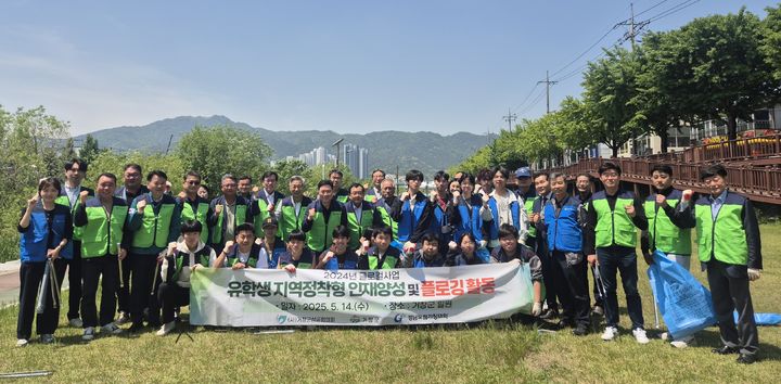 [거창=뉴시스] 거창대학 유학생 지역정착형 플로깅 활동 (사진=거창대학 제공) 2025. 05. 14. photo@newsis.com&nbsp; *재판매 및 DB 금지