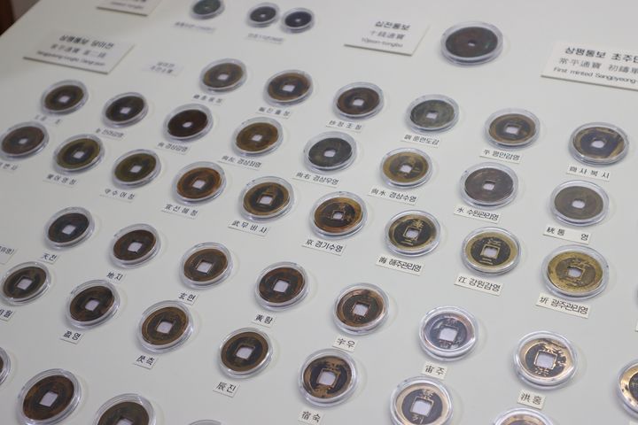 [대구=뉴시스] 경북대학교 동문 부부 고려·조선시대 동전 2000점 기증. (사진=경북대 제공) 2025.05.14. photo@newsis.com *재판매 및 DB 금지