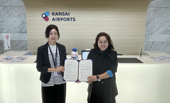 [서울=뉴시스] 인천국제공항공사는 오사카 엑스포를 계기로 일본 간사이공항 및 난카이철도와 ‘공동 마케팅 협력을 위한 업무협약(MOU)’을 체결했다고 14일 밝혔다. 사진은 업무협약 체결 후 인천국제공항공사 서은정 디지털혁신실장(오른쪽)과 간사이공항 준코 키시노 국제협력부장(왼쪽)이 기념촬영을 하고 있는 모습. 2025.05.14. (사진=인천공항공사 제공) photo@newsis.com *재판매 및 DB 금지