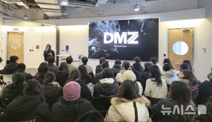 [제주=뉴시스] 제주대학교 학생들이 캐나다 토론토메트로폴리탄대학교(TMU) 해외 연수에서 수업을 받는 모습. (사진=제주대 제공)