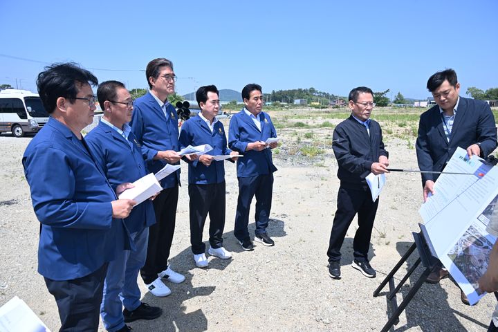 [울산=뉴시스] 울산 울주군의회(의장 최길영)는 14일 사실상 중단된 ‘울주형 스마트팜 단지 조성사업’ 현장을 찾아 사업 추진 과정 전반을 점검하고, 부지 활용 방안을 조속히 마련할 것을 주문했다고 밝혔다. (사진= 울주군의회 제공) 2025.05.14.photo@newsis.com *재판매 및 DB 금지