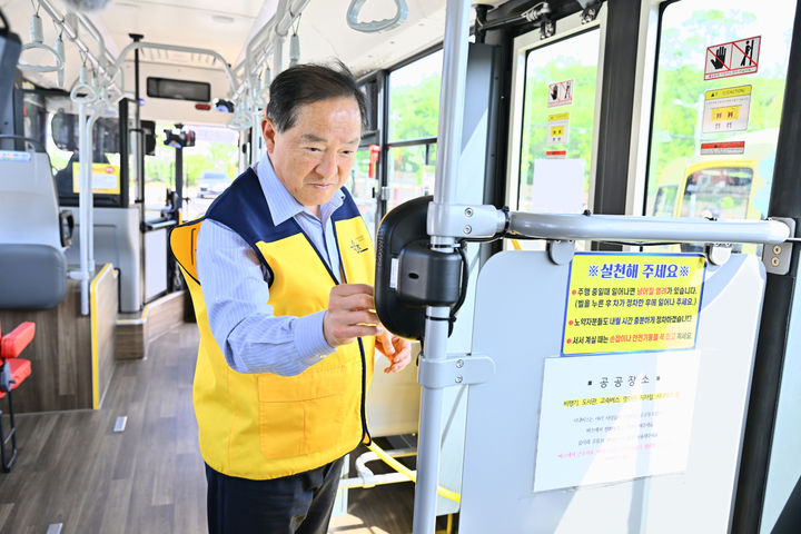 [속초=뉴시스] 14일 이병선 시장이 직접 참석한 가운데 시내버스 차고지에서 실제 차량을 활용해 교통카드 단말기 시스템의 작동 여부와 안내방송 정상 송출 여부 등을 점검하고 있다.(사진=속초시 제공)photo@.newsis.com *재판매 및 DB 금지