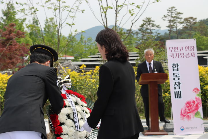 [산청=뉴시스] 국립산청호국원, 가정의 달 계기 무연고 묘소 합동참배 (사진= 국립산청호국원 제공) 2025. 05. 14. photo@newsis.com *재판매 및 DB 금지