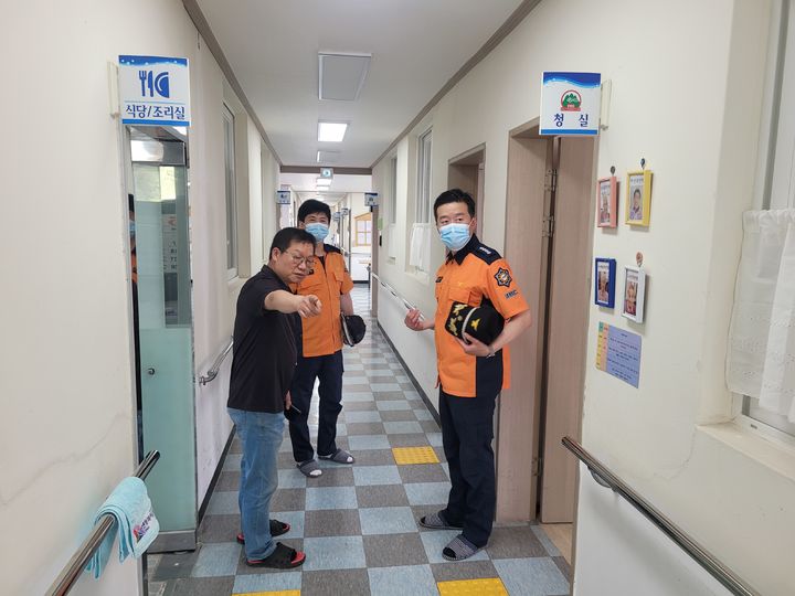 [산청=뉴시스] 산청소방서, 산청선문노인요양원 현장지도방문 (사진=산청소방서 제공) 2025. 05. 14. photo@newsis.com *재판매 및 DB 금지