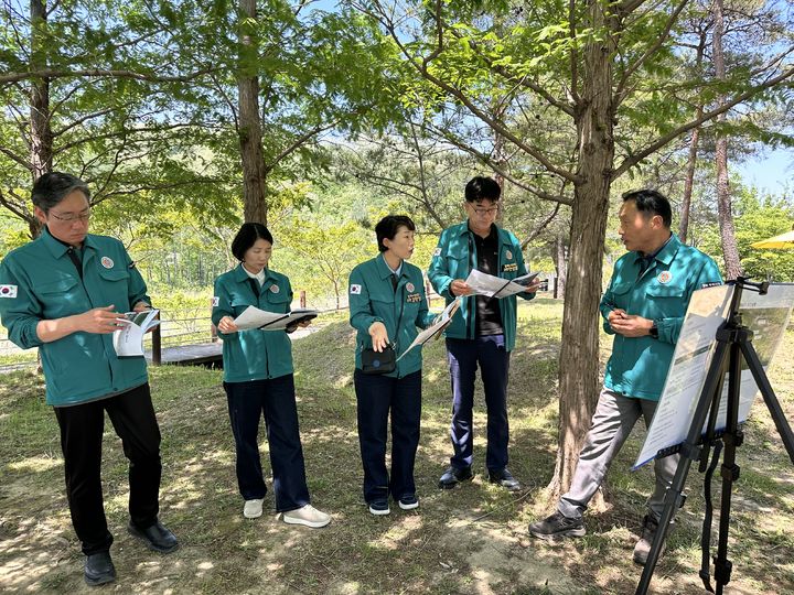 [동해=뉴시스] 14일 동해시의회 예산결산특별위원회가 제352회 임시회 기간 중 위원회 활동으로 가원습지생태공원 등 현장 방문에 나서고 있다.(사진=동해시의회 제공)photo@newsis.com *재판매 및 DB 금지