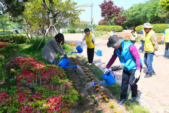 한국농어촌공사 전북지역본부 직원들이 군산 은파호수공원에 생태친화적 공간인 'Bee Happy 공원'에서 물을 주고 있는 모습. *재판매 및 DB 금지