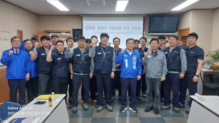 [창원=뉴시스] 강경국 기자 = 더불어민주당 허성무 의원이 14일 두산에너빌리티 노조 대회의실을 방문해 노조 집행부와 간담회를 갖고 있다. (사진=민주당 제공). 2025.05.14. photo@newsis.com *재판매 및 DB 금지