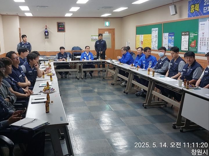 [창원=뉴시스] 강경국 기자 = 더불어민주당 허성무 의원이 14일 두산에너빌리티 노조 대회의실을 방문해 노조 집행부와 간담회를 갖고 있다. (사진=민주당 제공). 2025.05.14. photo@newsis.com *재판매 및 DB 금지