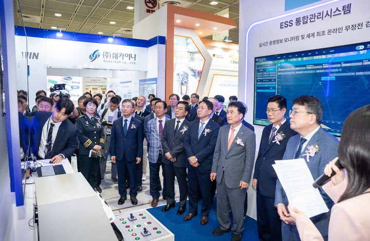 [서울=뉴시스] 14일 서울 강남구 코엑스에서 열린 '2025 국제전기전력 전시회'에서 남화영 한국전기안전공사 사장(오른쪽에서 세번째)과 관계자들이 공사 홍보관을 둘러보고 있다. (사진=한국전기안전공사 제공) 2025.05.14. photo@newsis.com *재판매 및 DB 금지