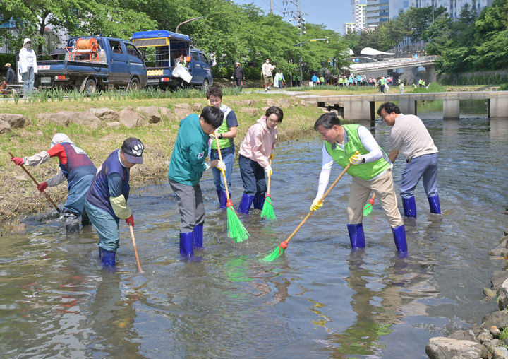 [울산=뉴시스] 14일 울산 남구 여천천 일원에서 이채권 남구 부구청장, 이지현 남구의회 의원, 기업체 근로자와 민간단체 회원 등이 '1사 1하천 살리기 운동'의 일환으로 환경 정비활동을 펼치고 있다. (사진=울산 남구 제공) 2025.05.14. photo@newsis.com *재판매 및 DB 금지