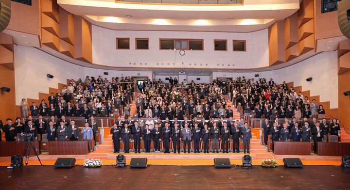 [순천=뉴시스] 14일 오전 국립순천대학교 70주년기념관 우석홀에서 개교 90주년 기념식이 열리고 있다. (사진=순천대 제공) 202505.14. photo@newsis.com *재판매 및 DB 금지