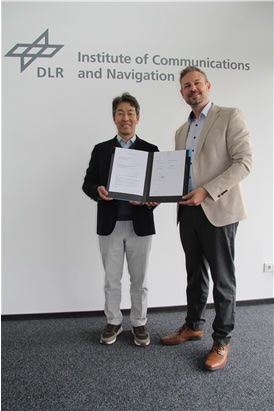 한양대 김선우 교수(왼쪽)와 DLR 플로리안 데이비드 박사(Dr. Florian David)가 협약을 기념해 사진을 촬영하고 있다. (사진=한양대 제공) *재판매 및 DB 금지