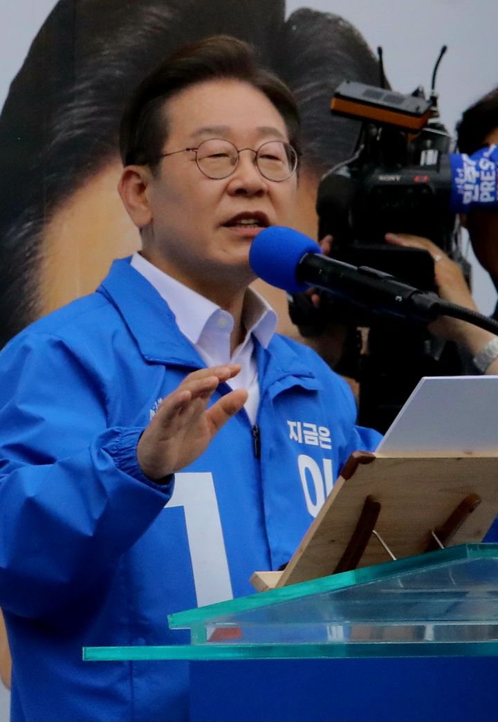 [창원=뉴시스]민주당 대선후보인 이재명 후보가 경남 창원 상남분수광장에서 유세를 펼치고 있다.(사진=민주당 경남도당 제공) 2025.05.14.photo@newsis.com *재판매 및 DB 금지