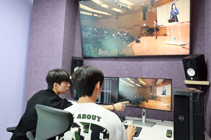 삼육대 학생들이 AI 편집 스튜디오에서 영상을 편집하며 실습 수업에 참여하고 있다. (사진=삼육대 제공) *재판매 및 DB 금지
