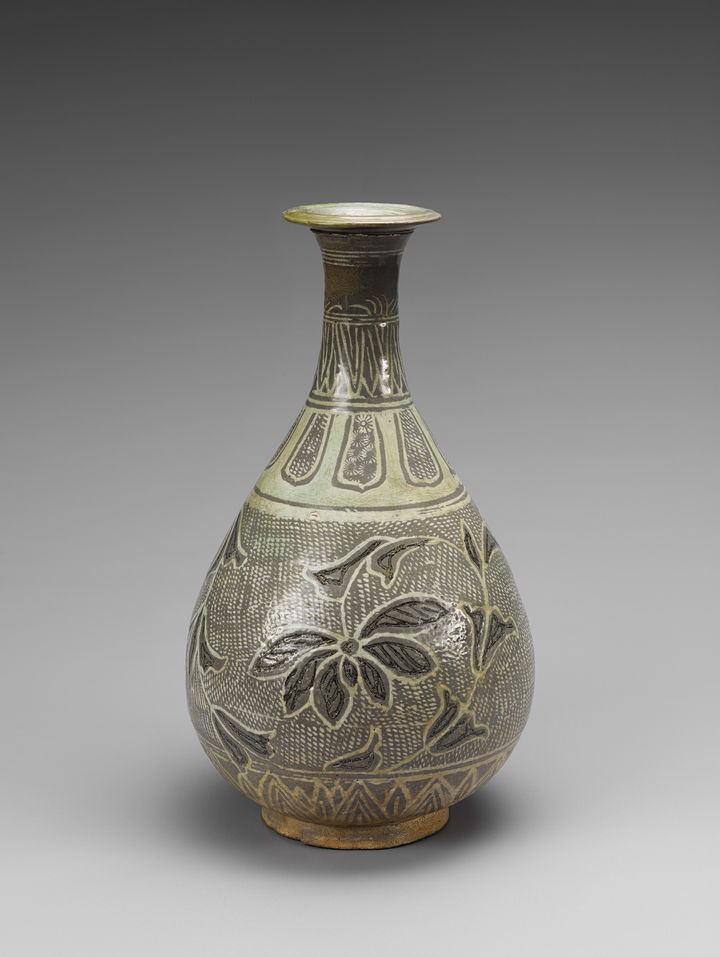 [고흥=뉴시스] 분청사기 상감인화 연꽃 넝쿨무늬 병. (사진=고흥군 제공) 2025.05.14. photo@newsis.com *재판매 및 DB 금지