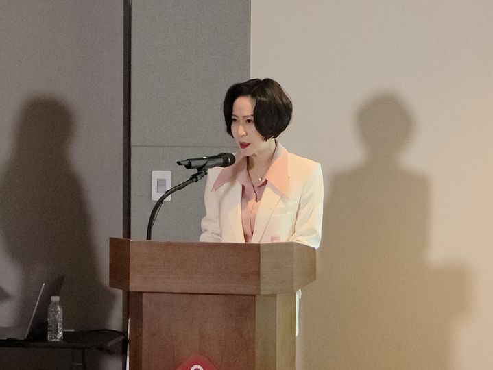 [서울=뉴시스] 이주혜 기자 = 14일 서울 송파구 롯데월드타워 신격호기념관에서 열린 '2025 독립유공자 후손 장학금 수여식'에서 장혜선 롯데장학재단 이사장이 인사말을 하고 있다. 2025.05.14. *재판매 및 DB 금지