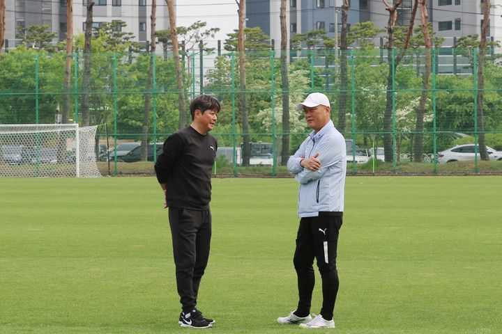[서울=뉴시스] 프로축구 K리그2 천안시티의 조성용 코치와 김태완 감독. (사진=천안시티FC 제공) *재판매 및 DB 금지