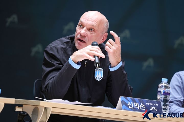 [서울=뉴시스] 프로축구 K리그2 천안시티FC의 신의손 코치. (사진=한국프로축구연맹 제공) *재판매 및 DB 금지