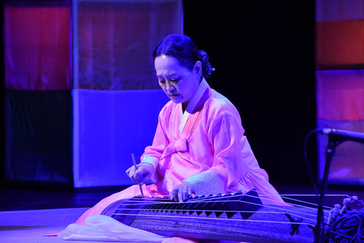 [오사카=뉴시스] 14일 오후 '2025 오사카·간사이 엑스포'에 마련된 페스티벌 스테이션에서 열린 '코리아 온 스테이지 예인(Ye-In) : Soul of Life'에서 펼쳐진 '거문고산조' 보유자 이재화의 연주 (사진=국가유산청 제공) 2025.05.15. photo@newsis.com *재판매 및 DB 금지