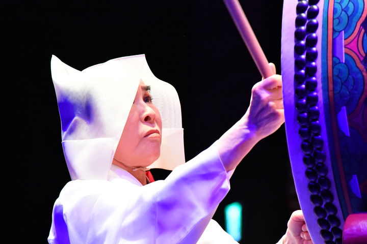 [오사카=뉴시스] 14일 오후 '2025 오사카·간사이 엑스포'에 마련된 페스티벌 스테이션에서 열린 '코리아 온 스테이지 예인(Ye-In) : Soul of Life'에서 펼쳐진 국가무형유산 '승무' 보유자 채상묵의 공연 (사진=국가유산청 제공) 2025.05.15. photo@newsis.com *재판매 및 DB 금지