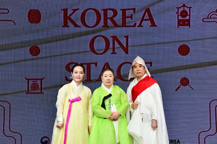 [오사카=뉴시스] 14일 오후 '2025 오사카·간사이 엑스포'에 마련된 페스티벌 스테이션에서 열린 '코리아 온 스테이지 예인(Ye-In) : Soul of Life'에 참여한 '거문고산조' 보유자 이재화(왼쪽부터) 국가무형유산 '판소리' 보유자 신영희, 국가무형유산 '승무' 보유자 채상묵 (사진=국가유산청 제공) 2025.05.15. photo@newsis.com *재판매 및 DB 금지